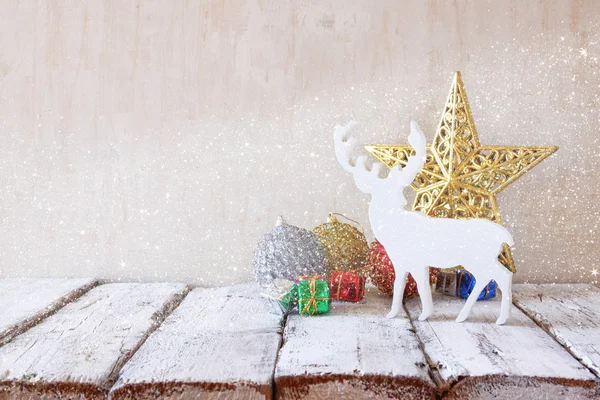 Karácsonyi díszek és fehér raindeer — Stock Fotó
