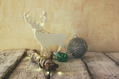 Noel ışıkları ve Ren geyiği