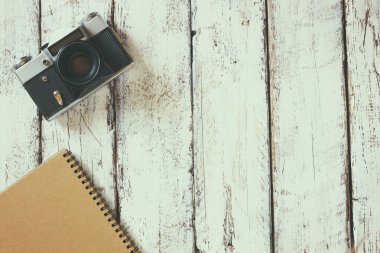 boş defter ve eski fotoğraf makinesi