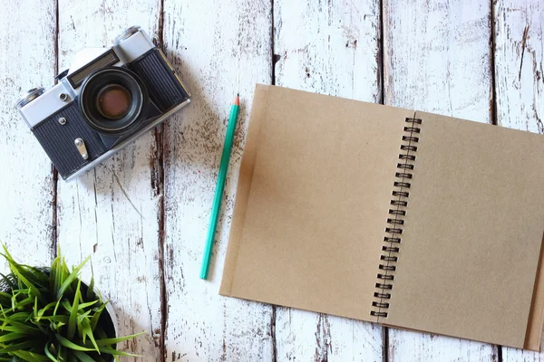 Notebook em branco e câmera antiga — Fotografia de Stock