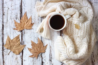 fincan kahve ve sonbahar yaprakları için kazak