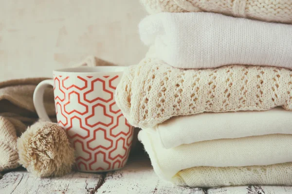 Pulls tricotés à côté de la tasse de café — Photo