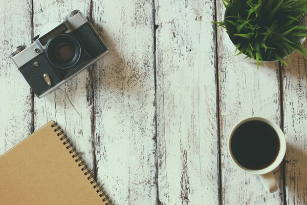 空白のノートブックと古いカメラ — ストック写真