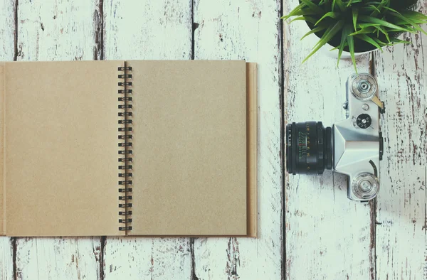 Notebook em branco e câmera antiga — Fotografia de Stock