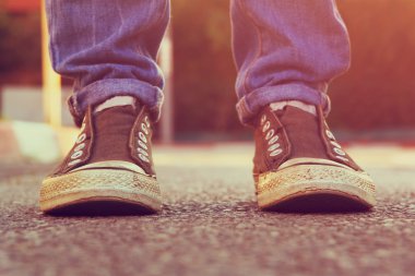 yol ve kişinin ayakkabı