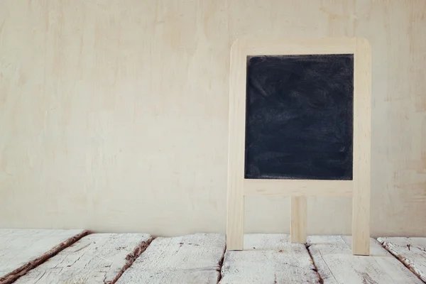 Lege schoolbord op tafel — Stockfoto