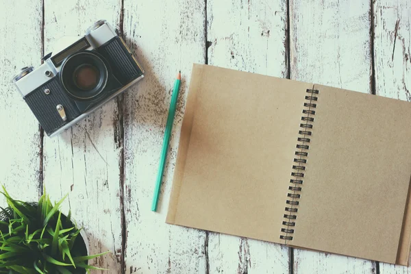 Notebook em branco e câmera antiga — Fotografia de Stock