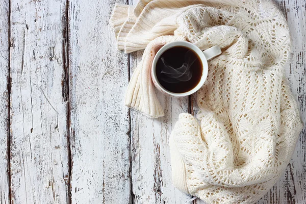 Pullover mit einer Tasse Kaffee — Stockfoto