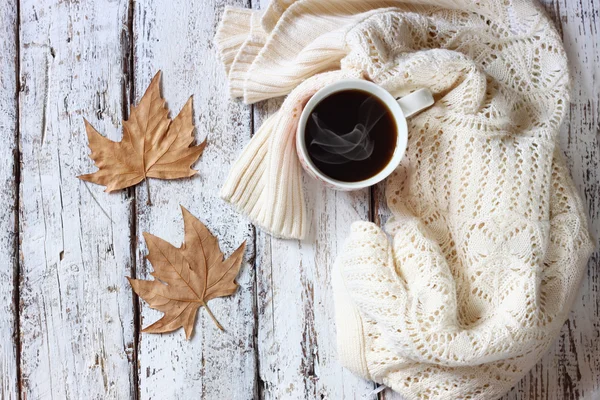 Suéter con a taza de café y hojas de otoño — Foto de Stock