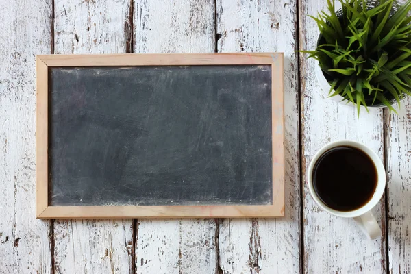 Empty blackboard next to coffee — Stock Photo, Image