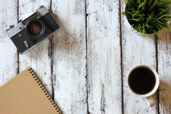 Notebook em branco e câmera antiga — Fotografia de Stock