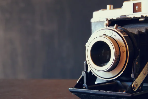 Vecchia macchina fotografica sul tavolo — Foto Stock