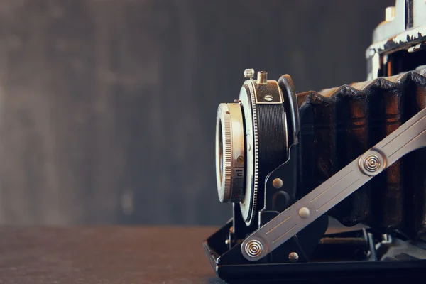 Oude camera op tafel — Stockfoto