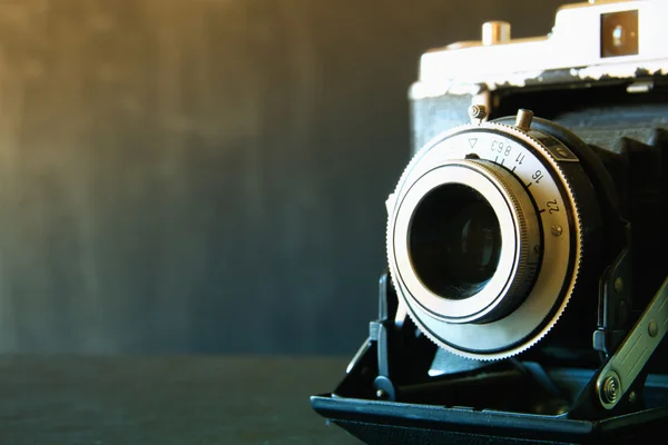 Oude camera op tafel — Stockfoto