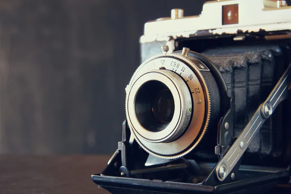 Vecchia macchina fotografica sul tavolo — Foto Stock