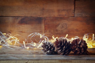 çam kozalakları altın garland ışıkları yanında