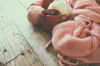 Kahve için örme eşarp ile