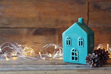 çam kozalakları ve dekoratif ev