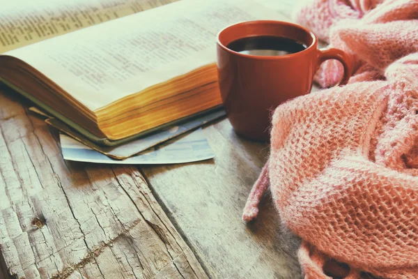 Bufanda de punto con taza de café — Foto de Stock