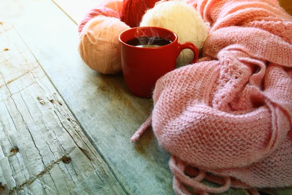 Stickad halsduk med kopp coffeer — Stockfoto