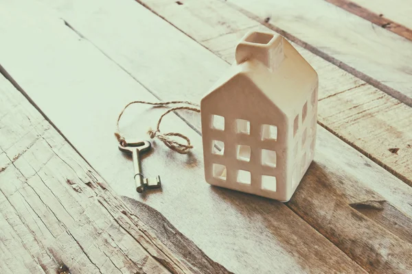 Kleine miniatuur huis — Stockfoto