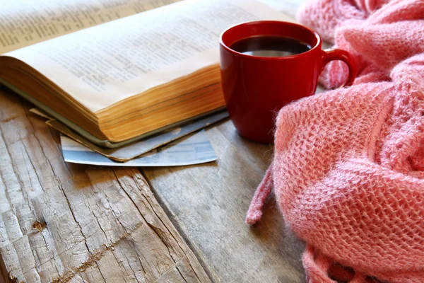 Stickad halsduk med kopp coffeer — Stockfoto