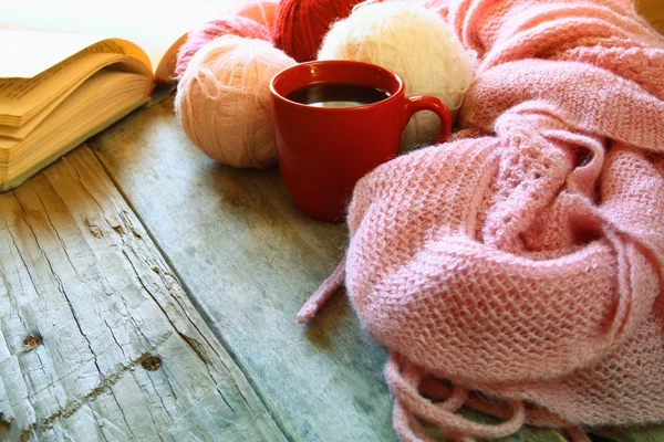 Bufanda de punto con taza de café — Foto de Stock