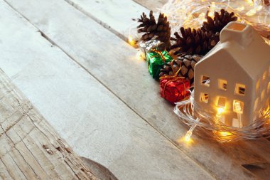 dekoratif ev ve çam kozalakları ahşap arka plan üzerinde fotoğraf. kopya alanı. retro filtre.