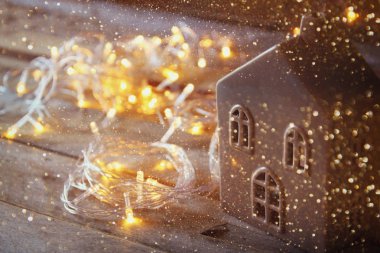 dekoratif ev ahşap zemin üzerine altın garland ışıklar yanındaki fotoğrafı. kopya alanı. retro filtre.