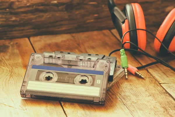 Selective focus of top view of vintage headphones and cassettes. — Stock Photo, Image