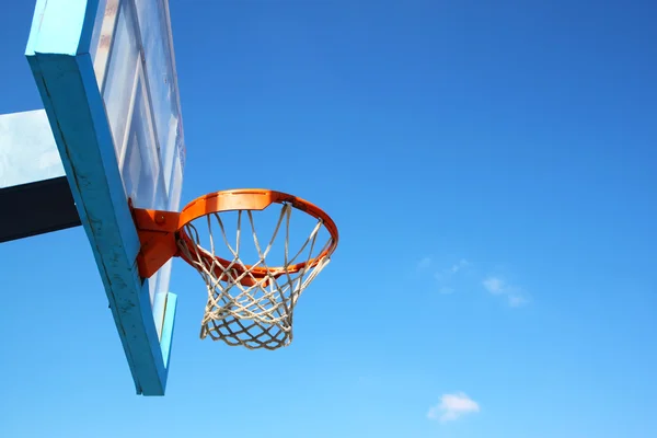 Upward view of basketball hoop against sky — Stock Photo, Image