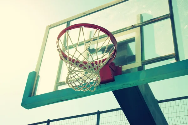 Upward view of basketball hoop against sky. — Stock Photo, Image