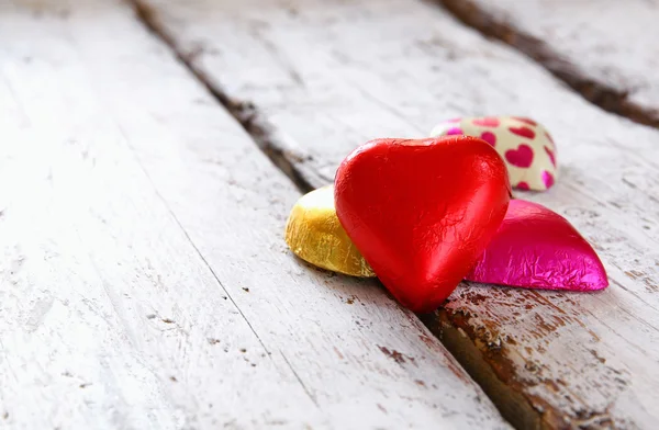 Image de vue de dessus de chocolats colorés en forme de coeur sur une table en bois. concept de célébration de la Saint-Valentin . — Photo