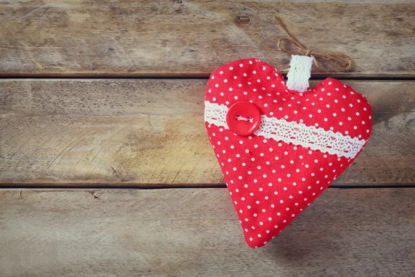 Imagen de vista superior de corazón de tela de colores en la mesa de madera. concepto de celebración del día de San Valentín . — Foto de Stock