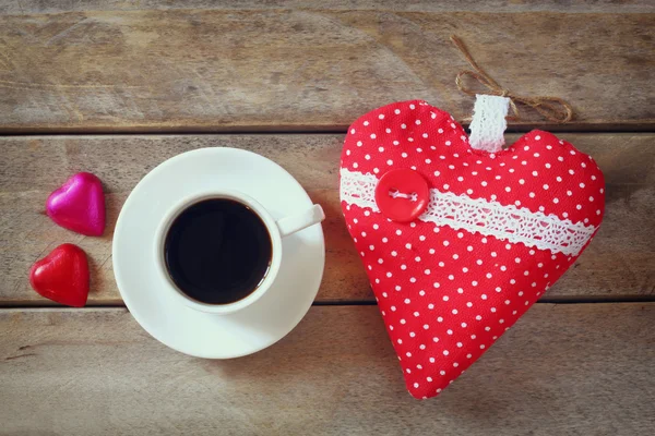 Top view image of colorful heart shape chocolates, fabric heart and cup of coffee on wooden table. valentine's day celebration concept. — 图库照片