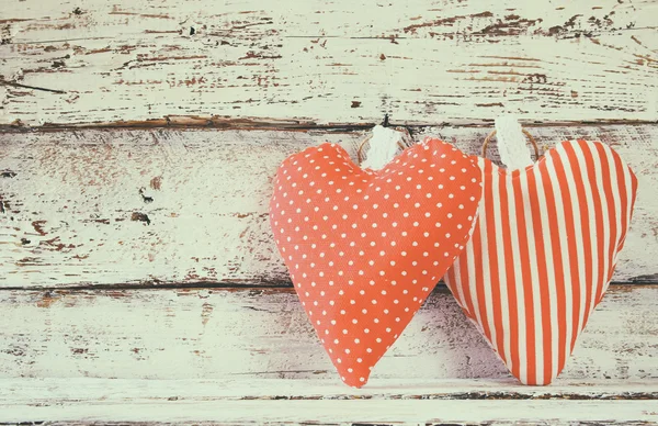 Imagen de vista superior de corazón de tela de colores en la mesa de madera. concepto de celebración del día de San Valentín . — Foto de Stock