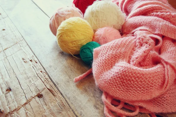 Colorful yarn balls of wool on wooden table, old faded vintage style filtered photo. — Stock Photo, Image
