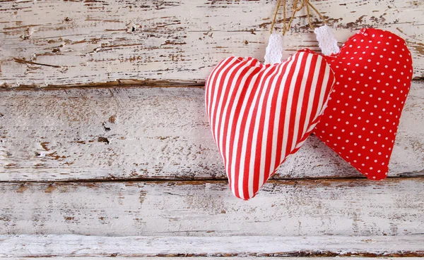 Immagine di colorato cuore di tessuto su tavolo di legno. concetto di festa di San Valentino . — Foto Stock