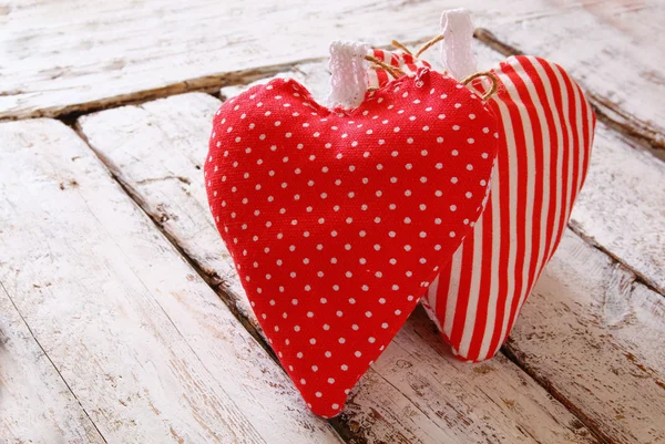 Imagen de corazón de tela de colores en la mesa de madera. concepto de celebración del día de San Valentín . —  Fotos de Stock