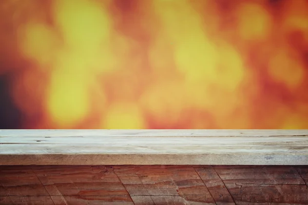 Table en bois rustique devant le fond flou automnal. image filtrée. affichage du produit et concept de pique-nique. focus sélectif . — Photo