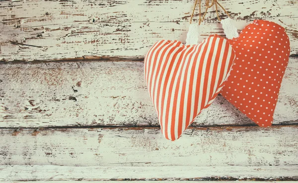 Immagine di colorato cuore di tessuto su tavolo di legno. concetto di festa di San Valentino . — Foto Stock