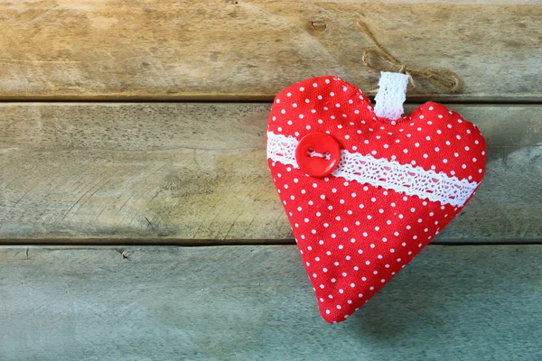 Imagen de corazón de tela de colores en la mesa de madera. concepto de celebración del día de San Valentín . — Foto de Stock