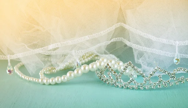 Boda corona vintage de novia, perlas y velo. concepto de boda. retro filtrado y tonificado —  Fotos de Stock
