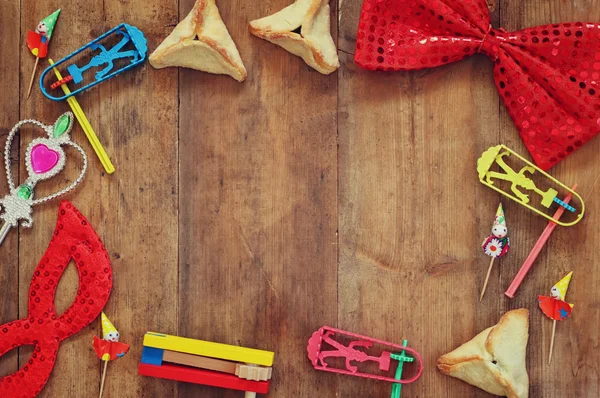 Vista dall'alto foto di Hamantaschen biscotti o hamans orecchie, rumorista e maschera per la celebrazione Purim (festa di carnevale ebraico). focus selettivo — Foto Stock