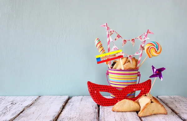 Hamantaschen cookies or hamans ears,noisemaker and mask for Purim celebration (jewish carnival holiday) . selective focus — 图库照片