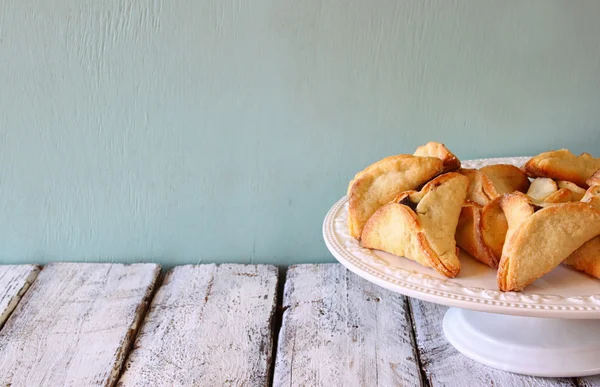 Hamantaschen biscotti o hamans orecchie Purim celebrazione (festa di carnevale ebraico). focus selettivo — Foto Stock