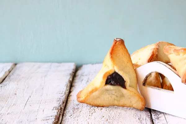 Hamantaschen 饼干或哈曼耳朵普珥节庆祝活动 (犹太嘉年华假日)。选择性的焦点 — 图库照片