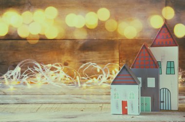 dekoratif ev ve altın garland ışıklar