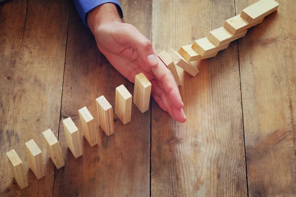 Hand stoping het domino-effect — Stockfoto