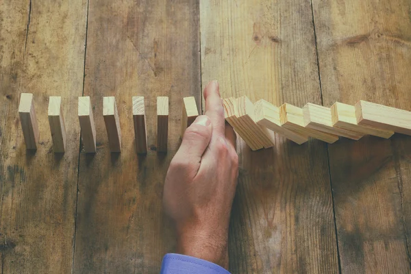 Hand stoping het domino-effect — Stockfoto